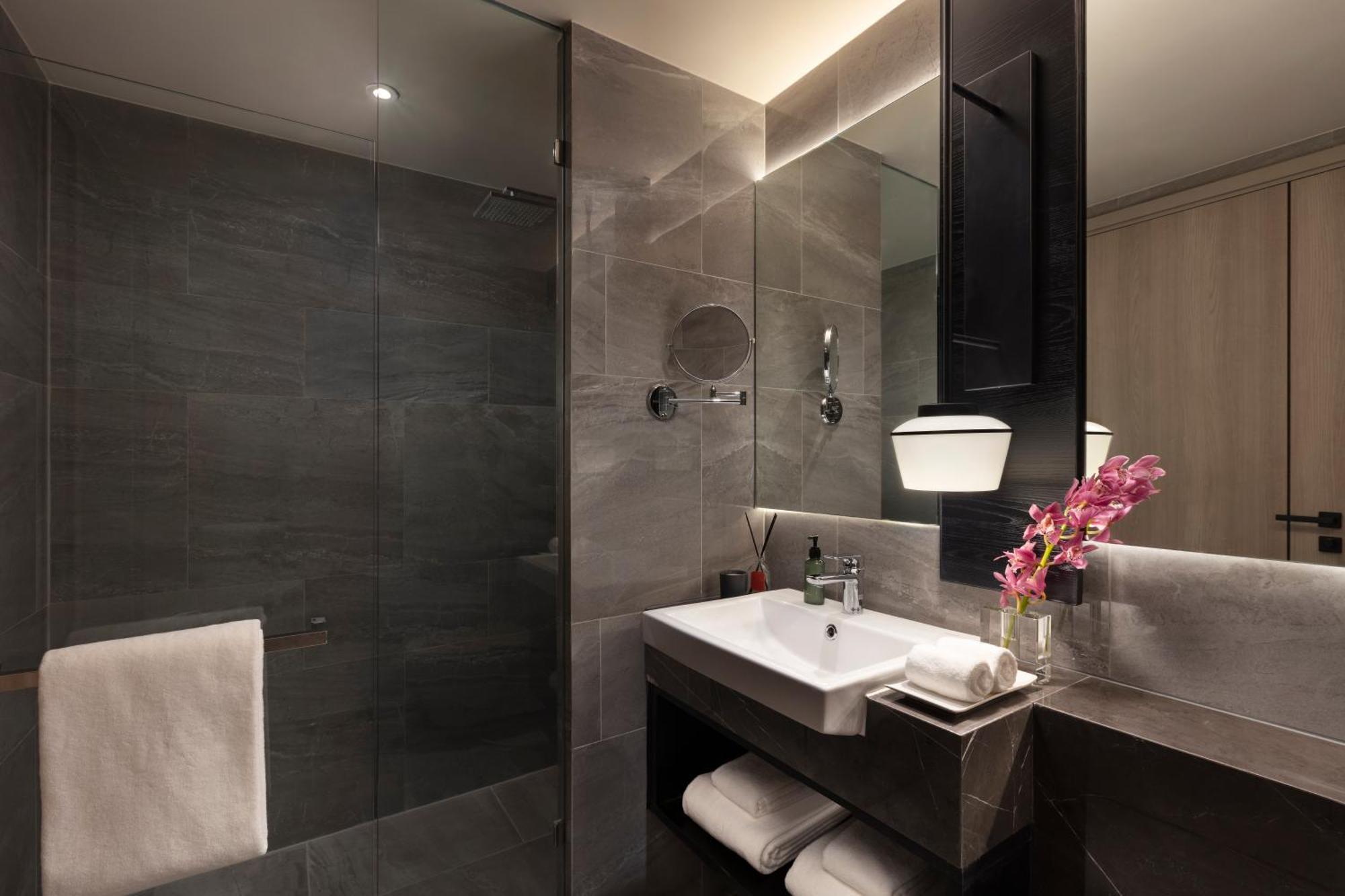 Ascott Thonglor Bangkok Hotel Eksteriør billede Bathroom