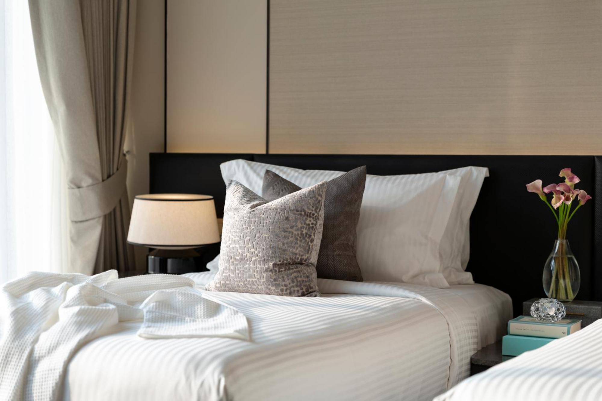 Ascott Thonglor Bangkok Hotel Eksteriør billede A bed with a throw pillow