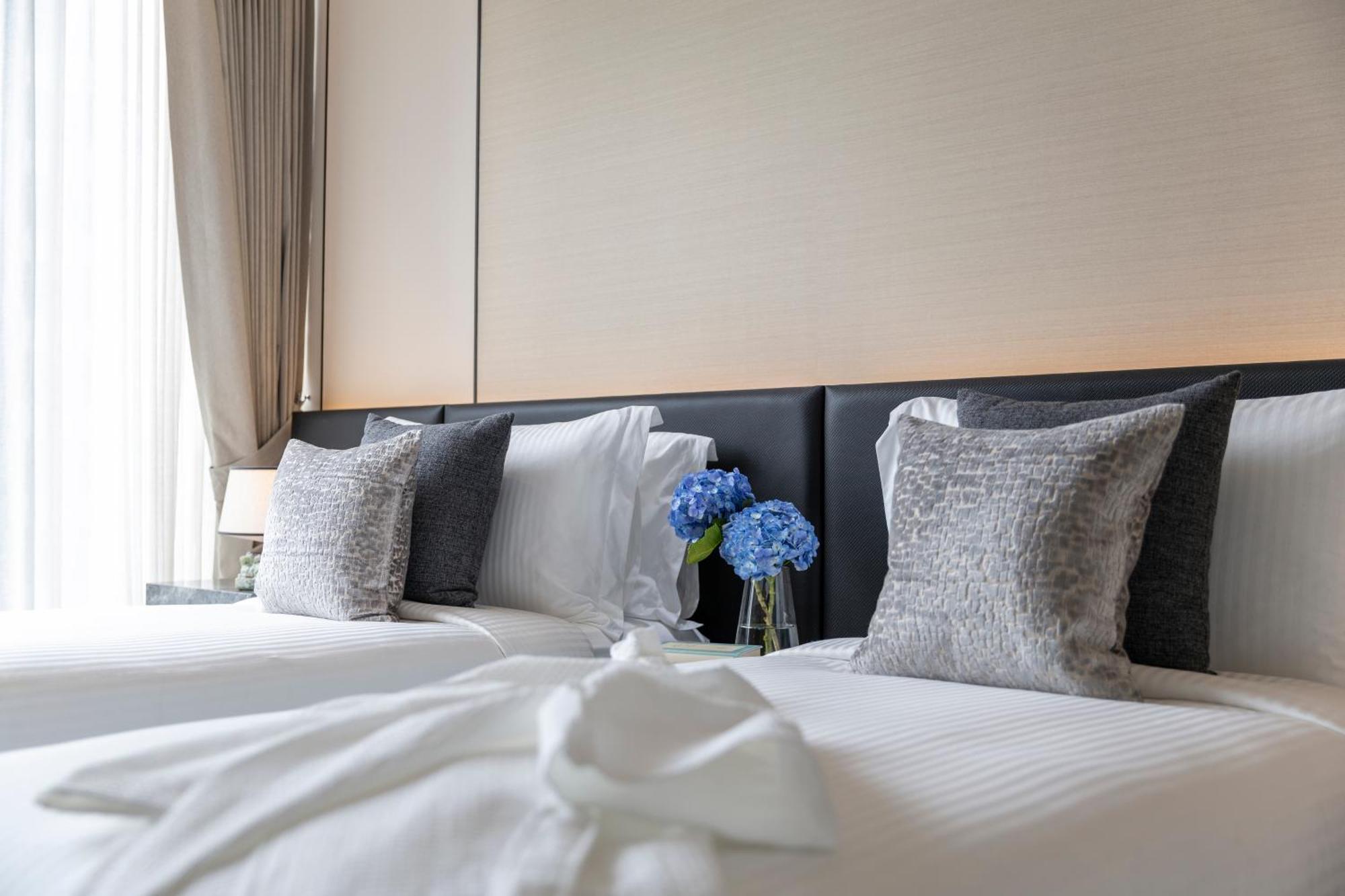 Ascott Thonglor Bangkok Hotel Eksteriør billede A bed with pillows