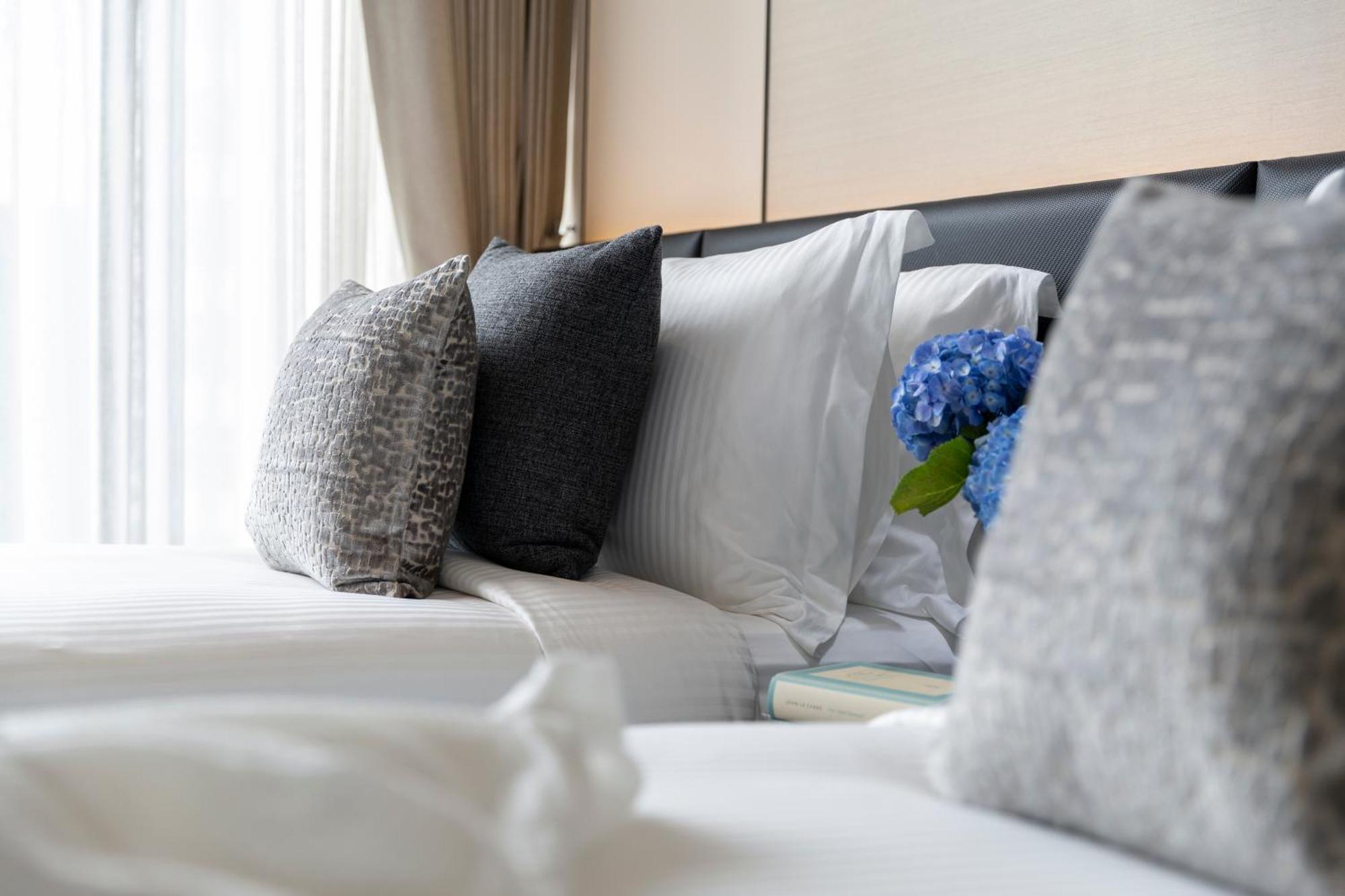 Ascott Thonglor Bangkok Hotel Eksteriør billede A bed with pillows